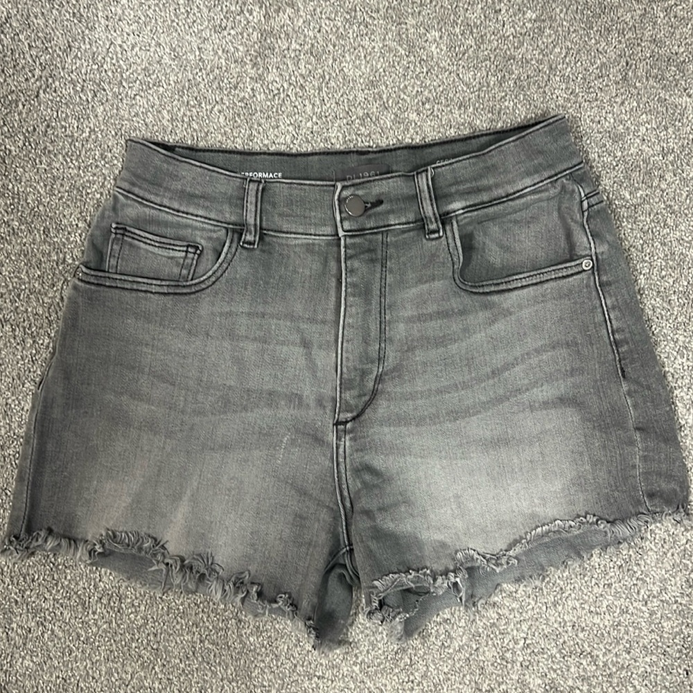 DL Cecilia short in ash